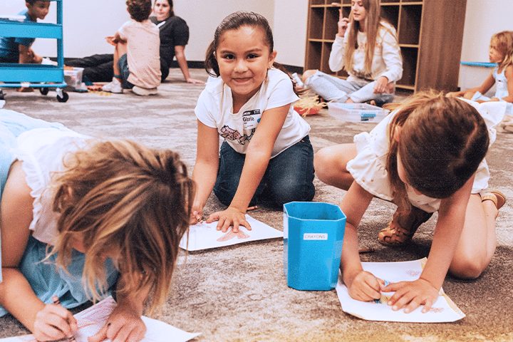 Crianças desenhando no ministério infantil