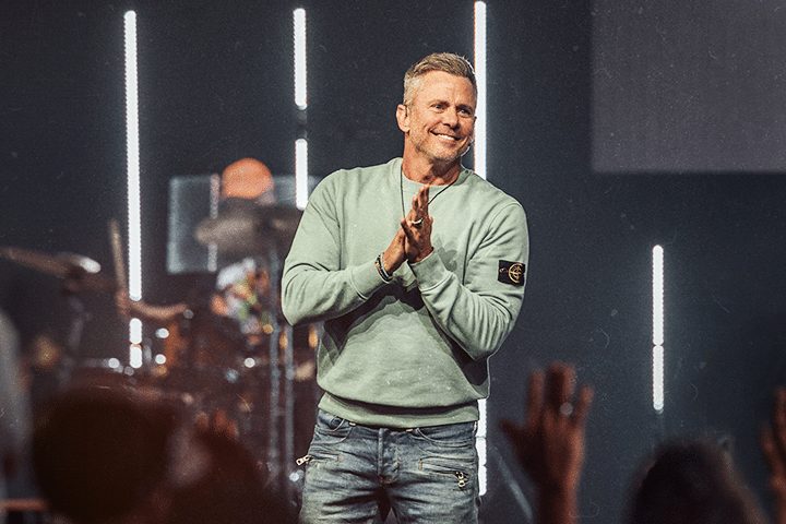 Pastor pregando no palco da Red Rocks Church